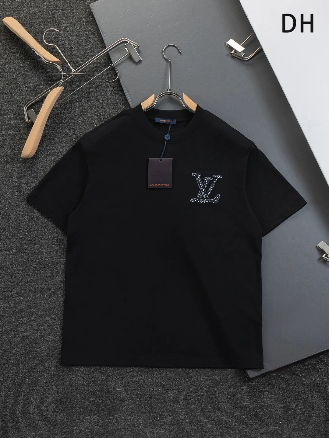 🅿️220 Louis Vuitton 1V LV lv slightly wide version S-XL LV 26ss new products are available at counters simultaneously. Multiple craftsmanship. Spotted letter logo on the chest🪡 embroidery. Large spotted letter logo on the back panel🪡 embroidery. Round neck short-sleeved T-shirt, same style for men and women! Consigned to one-to-one creation. Synchronized with the official website, pure cotton fabrics at the counter! It is close to the skin and comfortable, durable and easy to wear. It has a classic and simple logo design and meticulous original craftsmanship. Short-sleeves, a must-have item for men, do not appear to be the same for the general public, but must be unique and eye-catching. This LV short-sleeve is all about quality, comfort, the same shape and fashion as always, including fabrics and cutting techniques. All of them have been made with great effort! 320 grams of washed pure cotton fabric, pure cotton is breathable, very refreshing and comfortable for daily wear. The rib knitting on the neckline is smooth and tight, and the neckline will not be skewed if you toss it at will. The loose version, you will find that it looks really good on the upper body. The overall is minimalist and neat, super versatile for daily use! Pair it casually with a pair of pants for a youthful look. A T-shirt will make your outfit crazy. It is a fashionable item that can never go wrong! Color: Black White Size: S-XL Size chart: S: Shoulder width 50-Bust 56-Length 70 M: Shoulder width 52-Bust 57-Length 72 L: Shoulder width 54-Bust 59-Length 74 XL: Shoulder width 56-Bust 62-Length 76